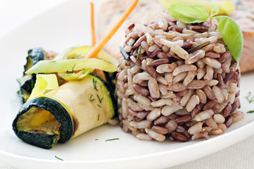 Naturreis mit Gemüse und Lachs