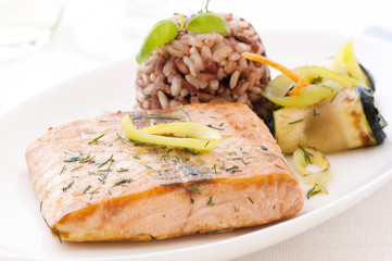 Lachs mit Reis und Gemüse