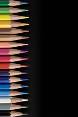 黒背景に色鉛筆のアップ