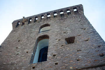 Fototapeta na wymiar Kwadratowa wieża w miejscowości Pietracorbara na Korsyce