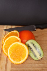 exotische Früchte mit Messer