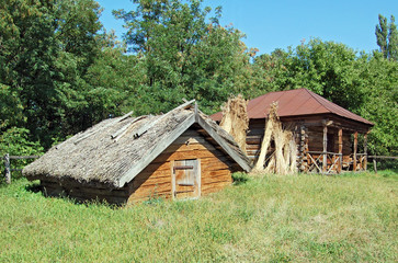 Fototapeta na wymiar Starożytna tradycyjny ukraiński wiejskiej stodole z dachem ze słomy