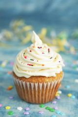 White cup cake
