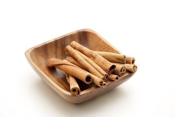 Zimtstangen in der Schüssel