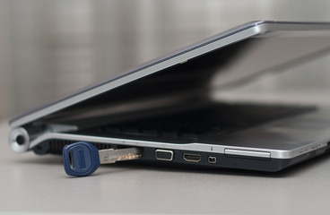 Стальной ноутбук на сером столе