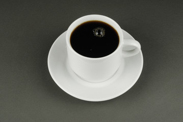 Taza de café en fondo gris