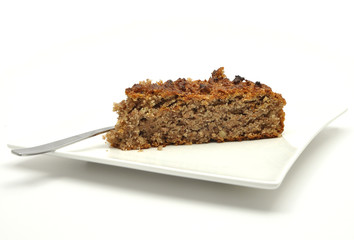 Nusskuchenstück auf weiss