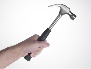 mano di uomo che impugna un  martello