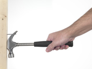 mano di uomo che impugna un  martello