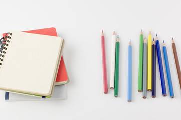 色鉛筆と白紙のノート