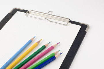色鉛筆とクリップボード