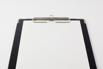 白紙を挟んだクリップボードのアップ