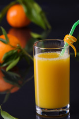 Glas mit Orangensaft