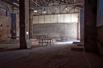 capannone semiabbandonato