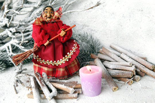 Befana con candelina rosa e legna