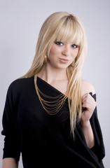Fototapeta premium portrait d'une jolie femme aux cheveux longs et blonds