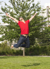 homme sautant bondissant de joie