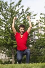 jeune homme triomphant victorieux