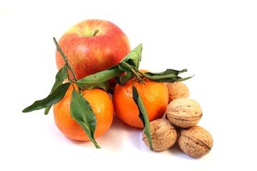Mandarinen, Apfel und Nüsse