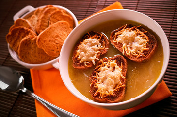 Soupe à l'oignon gratinée