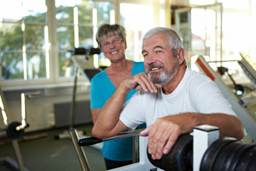 Fototapeta na wymiar Lachende Senioren im Fitnessstudio