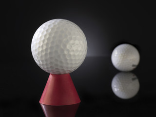Golfball auf Abschlaghilfe