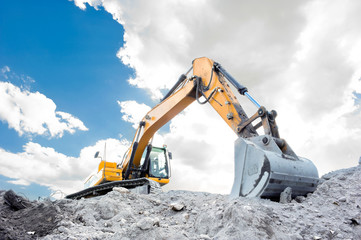 Medium sized excavator - 28041924