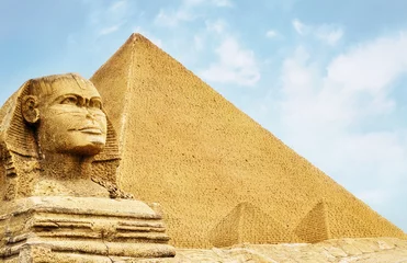 Foto op Plexiglas Sfinx en de piramide © Burhan Bunardi