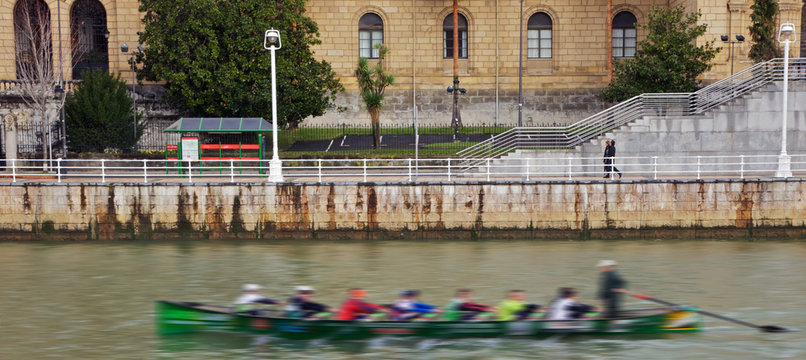 Trainera en la ria de Bilbao
