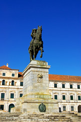 Fototapeta na wymiar Konny posąg i Pałac Książęcy, Vila Viçosa.
