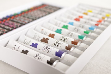 Bunte fröhliche Öl- und Pastellfarben