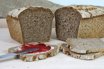 Vollkornbrot mit Marmelade und Butter
