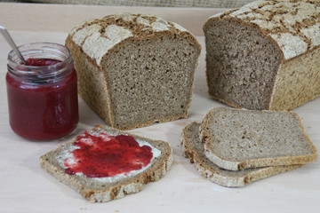 Vollkornbrot geschnitten mit Butter