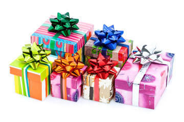 Assortiment de paquets cadeaux sur fond blanc
