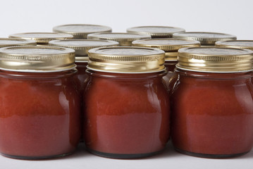Vasetti di conserva al pomodoro
