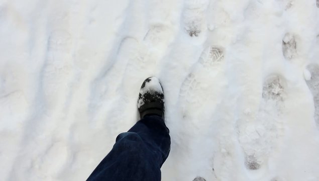 Durch den Schnee laufen