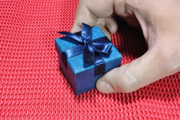 Mano che porge un regalo
