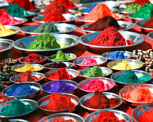Poudres colorées de tika sur le marché indien, Inde