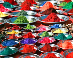 Foto op Plexiglas Kleurrijk tikapoeder op Indische markt, India © Aleksandar Todorovic