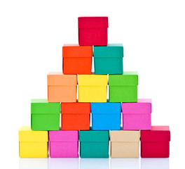 Pyramide de boites colorées