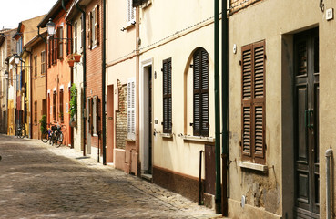 Fototapeta na wymiar Malerische Gasse w Fano, Italien