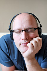 Der Musik lauschen