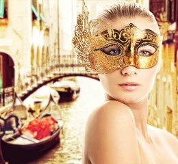 Naklejka na ściany i meble Kobieta z karnawałowe maski w Wenecji