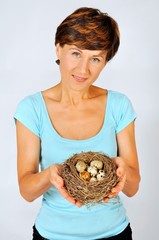 donna nido uova quaglia pasqua delicatezza