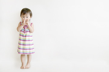 立っている女の子