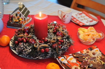 Gedeckter Tisch zum Advent