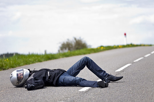 motard accidenté allongé sur route après accident de moto Stock Photo |  Adobe Stock