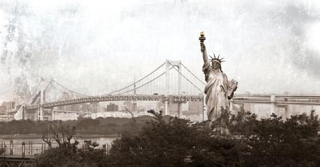 Obraz premium Statue of Liberty and a Rainbow bridge in Tokyo, Japan