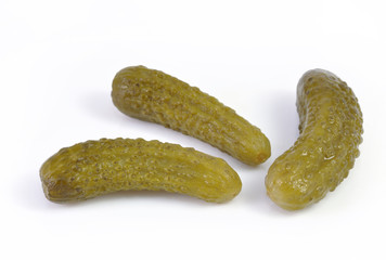 Tres pepinillos.