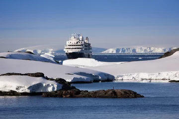 Fototapete Rund Kreuzfahrtschiff in der Antarktis © Goinyk